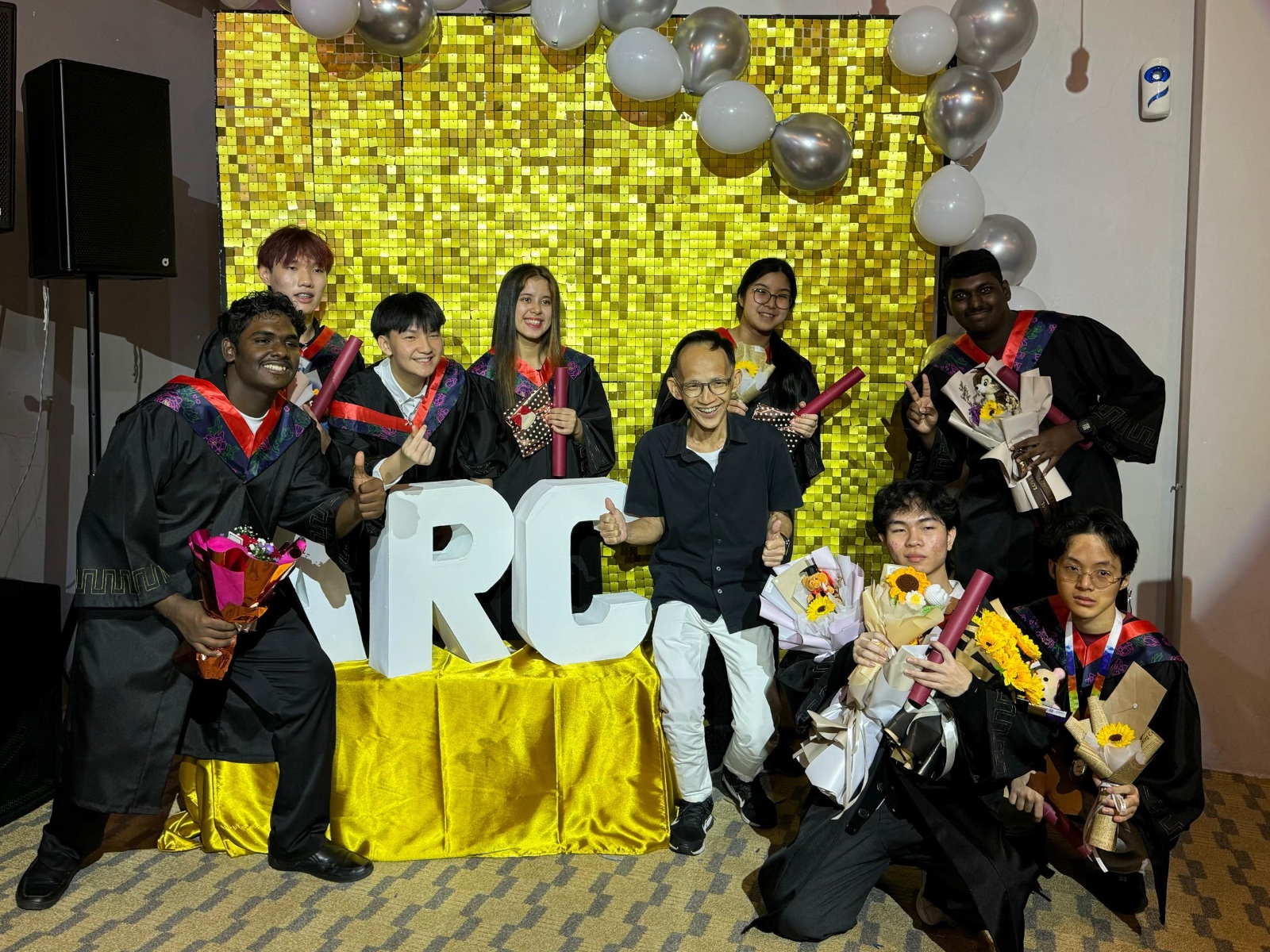 ARC的畢業生們與監督員開心合影。